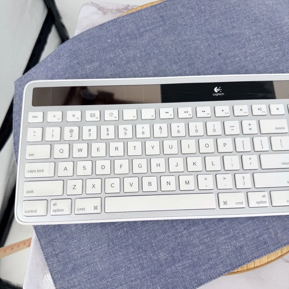 Logitech K750 Wireless Solar Keyboard Mac Silver White Y-R0016‎ Ultra Slim